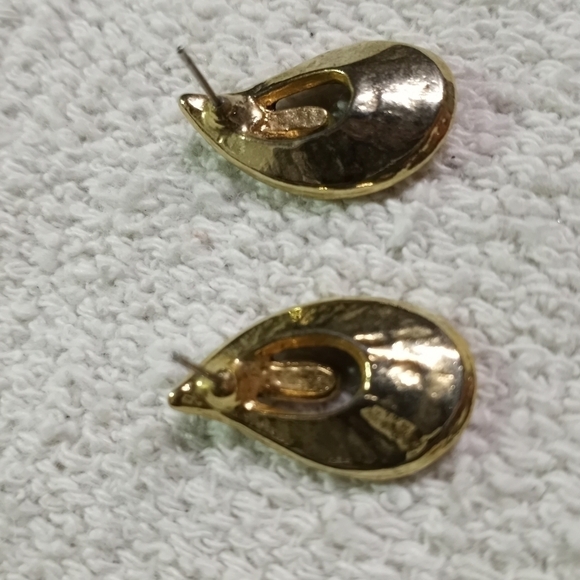Goldtone black teardrop post earrings no backs - Picture 4 of 4